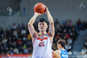 华体会hth-三分命中率29.3%炮台张皓嘉赛季场均5.1分 生涯初期三分神准