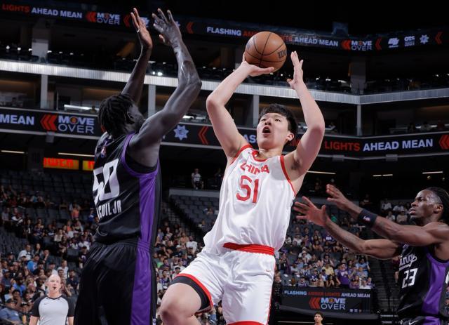 男篮51分惨败！5上5下引争议，杨瀚森秀脚步成亮点